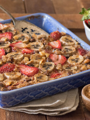 Oatmeal Bake with Strawberries and Bananas