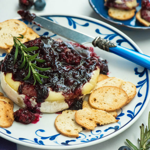 Baked Brie With Berry Compote - Nibbles And Feasts