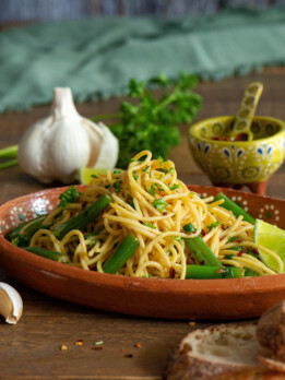 Mojo de Ajo Spaghetti with Green Beans