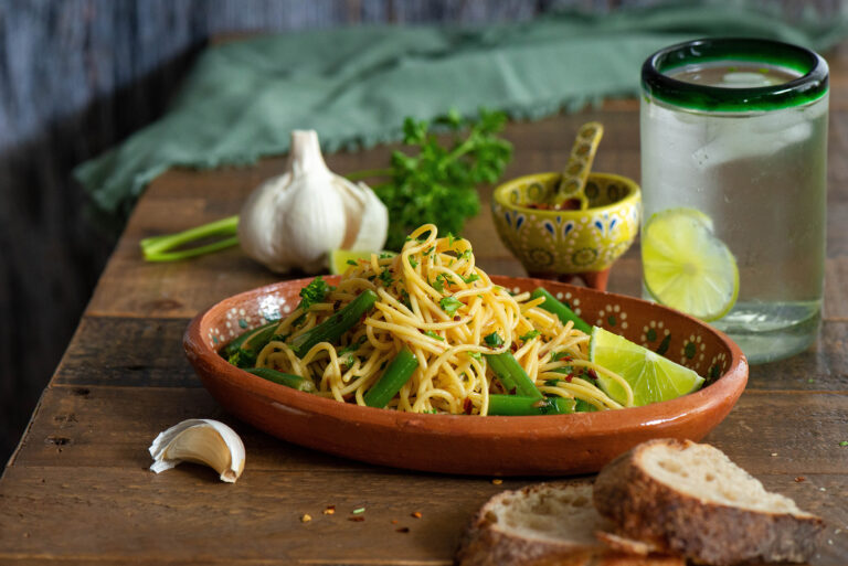 Mojo de Ajo Spaghetti with Green Beans