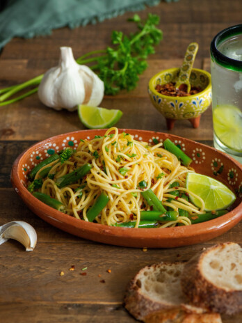 Mojo de Ajo Spaghetti with Green Beans