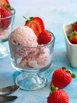 Fresas con Cream Ice Cream