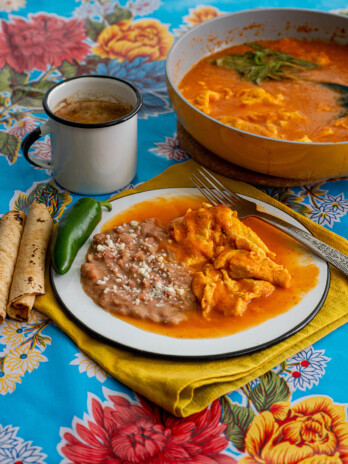 Torta de Huevo en caldillo de tomate